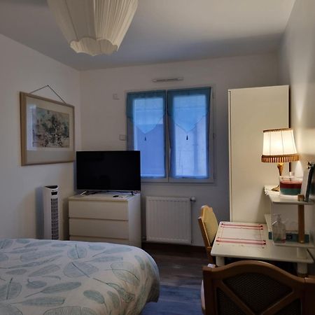 1 Chambre Pour 2 Personnes "Chez L'Habitant" Maison Possede Un Petit Chien Quincy-Voisins Экстерьер фото